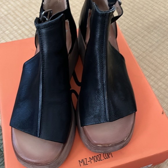 Miz-mooz black platform sandels - Picture 2 of 7